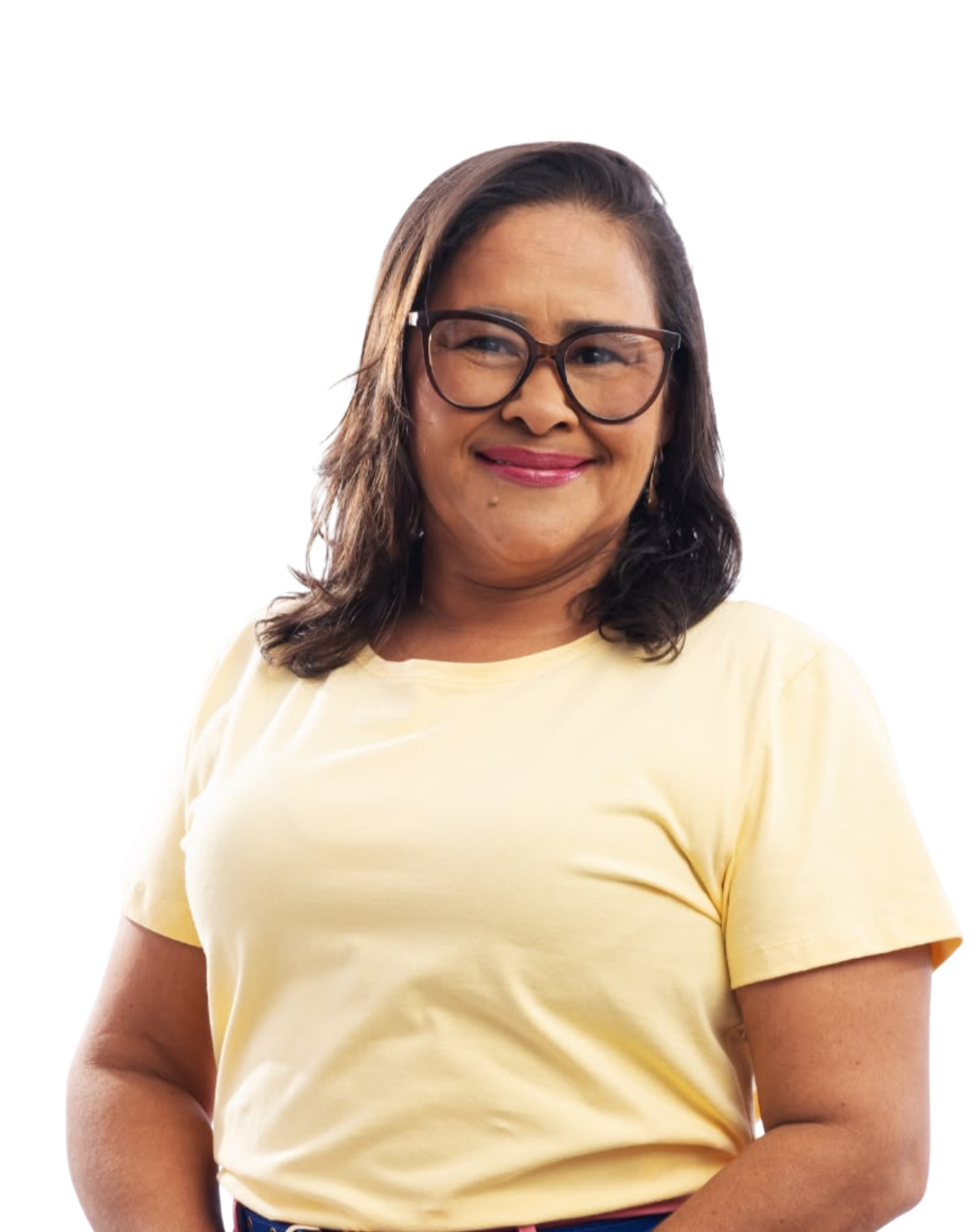 Mariana Servente, de óculos e blusa amarela, sorrindo.